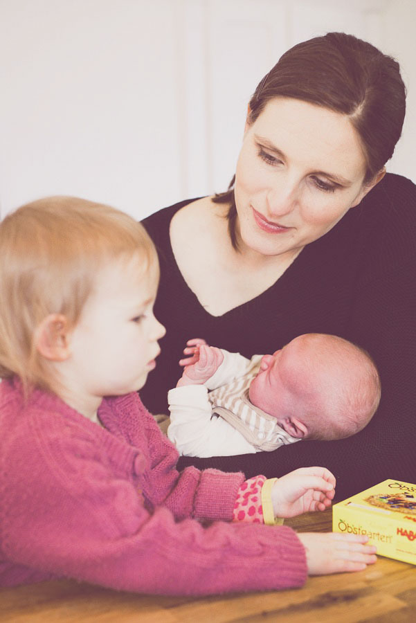 Katherine mit ihren beiden Kindern mit Spiel